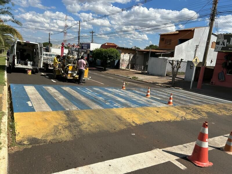 Imagem ilustrativa da matéria Prefeitura de Costa Rica intensifica manutenção da sinalização de trânsito para maior segurança